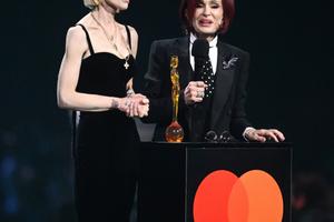Bang Showbiz / Kelly and Sharon Osbourne at the Brit Awards