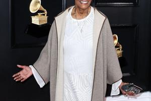 Bang Showbiz / Dionne Warwick is having leg troubles again