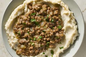This one-pan ground beef dinner is ready in just 30 minutes. (Alex Lepe/TCA)