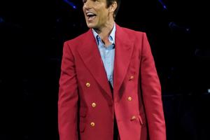 Bang Showbiz / Brandon Flowers recalls surrreal moment backstsage with Bruce Springsteen