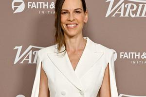 Bang Showbiz / Hilary Swank is pregnant with her third child