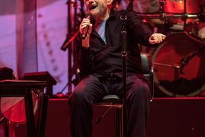 Bang Showbiz / Phil Collins is heading to a meeting with Oasis brothers Liam and Noel Gallagher.