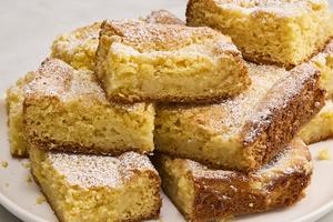 These fall-flavored dessert bars start with a box of cake mix. (Erik Bernstein/TCA)
