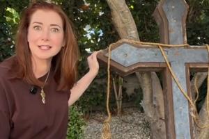 Bang Showbiz / Alyson Hannigan uses Buffy props for Halloween