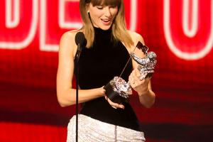 Bang Showbiz / Taylor Swift was left unimpressed after her husband Travis Kelce received an early morning phone call from his brother Jason Kelce - to say he wanted help lifting weights
