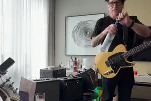 Bang Showbiz / Kevin 'Noodles' Wasserman, the longtime guitarist of American punk rock band the Offspring, has announced he is stepping away from live performances after developing a sudden and potentially serious health problem