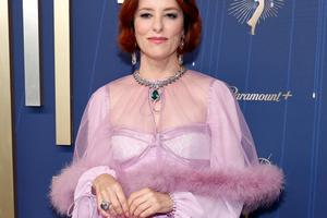 Bang Showbiz / Parker Posey reflects on 'hard' life