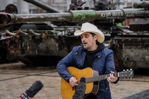 Bang Showbiz / Brad Paisley performed in Ukraine in 2023