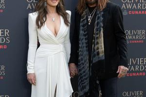 Bang Showbiz / Elizabeth Hurley and Billy Ray Cyrus are moving in together.