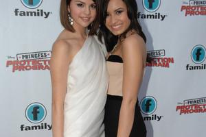Bang Showbiz / Selena Gomez and Demi Lovato went from the premiere to prom