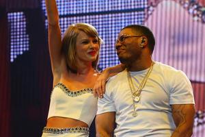 Bang Showbiz / Taylor Swift and Nelly on stage together in 2015