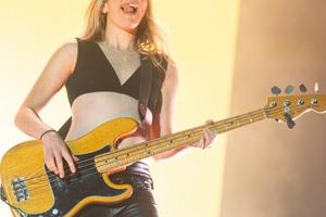 Bang Showbiz / Este Haim loves songwriting