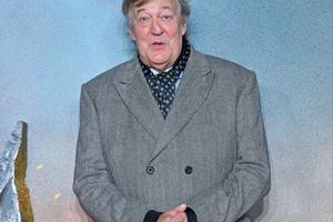 Bang Showbiz / Stephen Fry has described filming V for Vendetta as 'a treat from start to finish', recalling his excitement at working with John Hurt and the extraordinary experience of shooting in the heart of London's government district