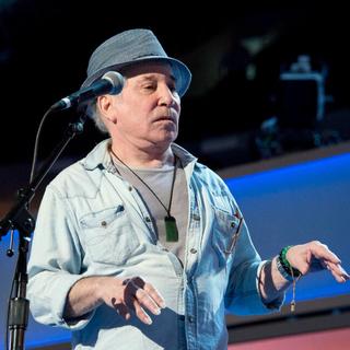 Bang Showbiz / Paul Simon's successful back surgery